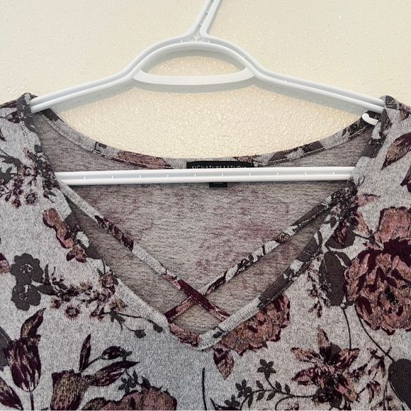 Signature Studios XL Crisscross V-neck 3/4 Sleeve Knit Top Gray Pink Roses - Picture 2 of 11